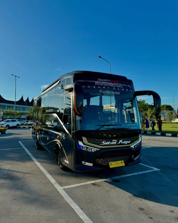 Bus Pariwisata Sutan Raya di lokasi wisata